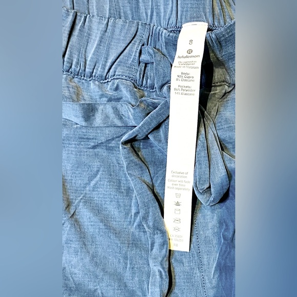 Size 8 Blue Lululemon crops - Picture 4 of 4